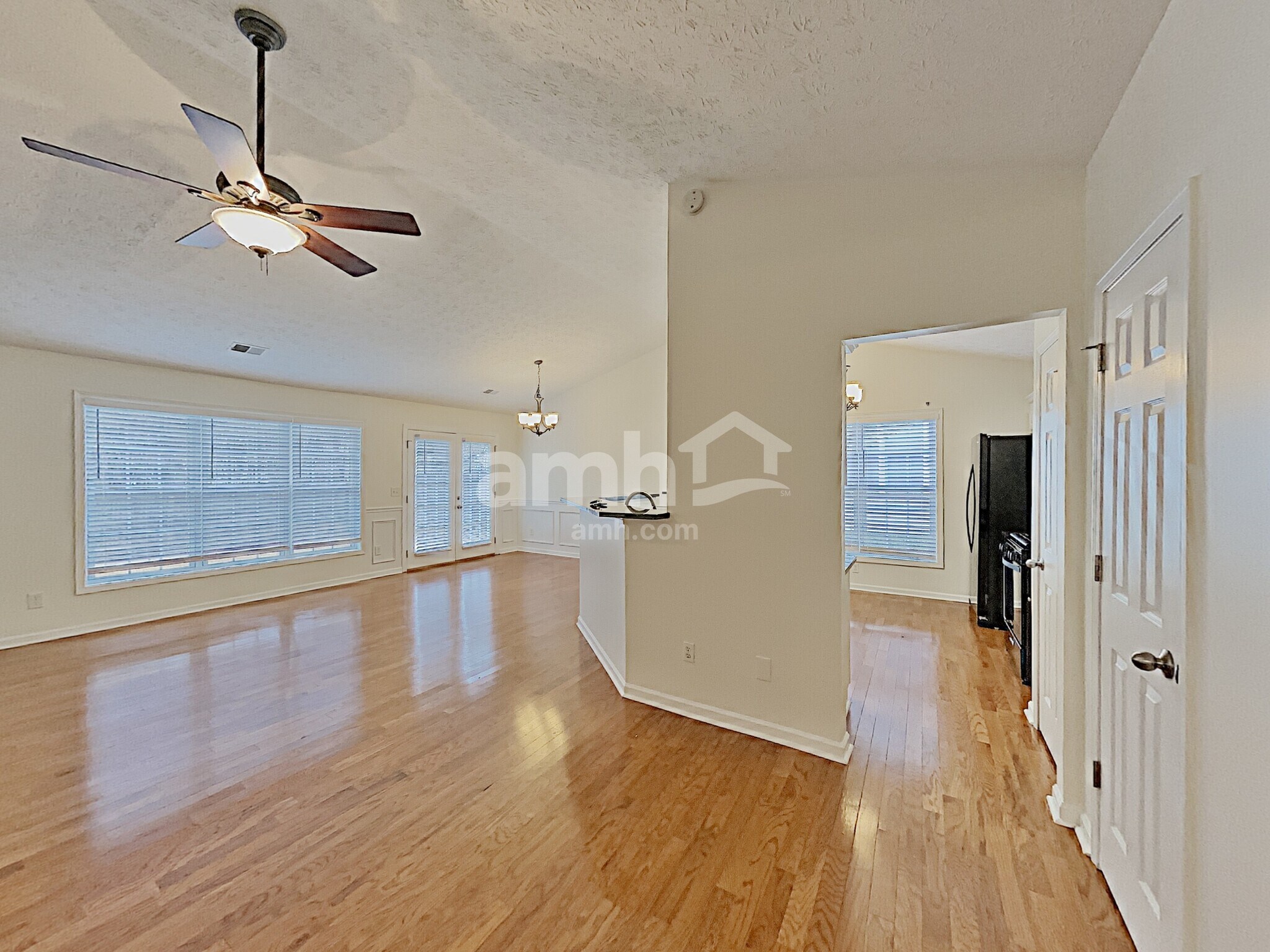 Building Photo - 558 The Blvd