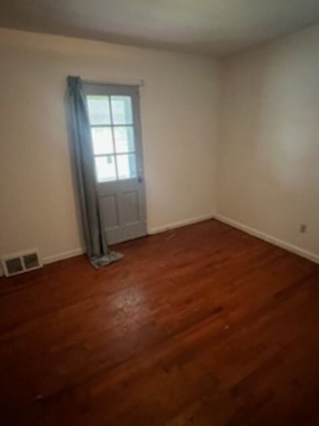 Building Photo - Spacious 3-Bedroom, 2-Bath Bungalow with G...