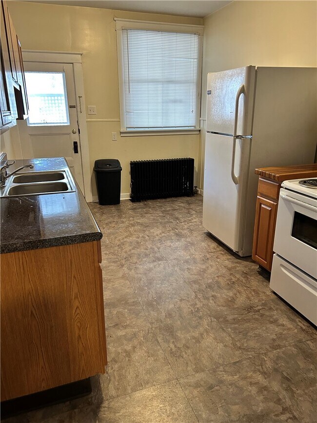 Building Photo - 426 W Clinton St