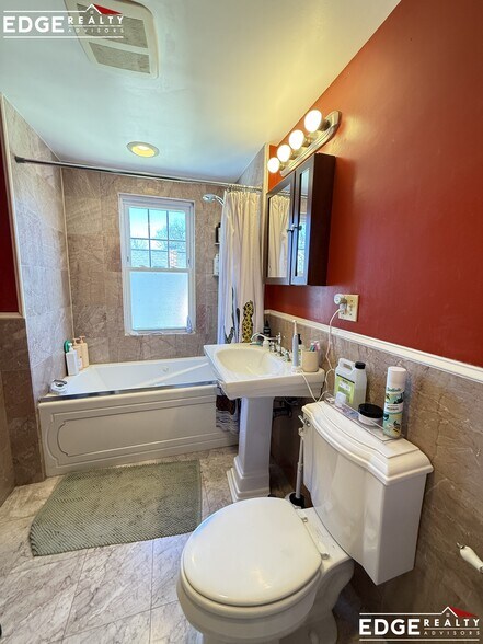 Building Photo - 60 Burton St