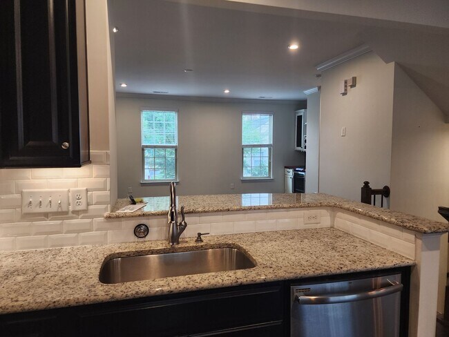 Building Photo - Plaza Midwood Townhome