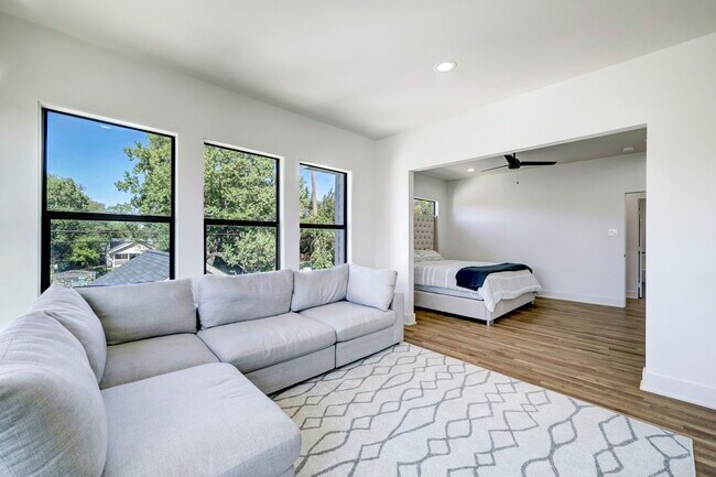 Building Photo - 4715 McKinney St