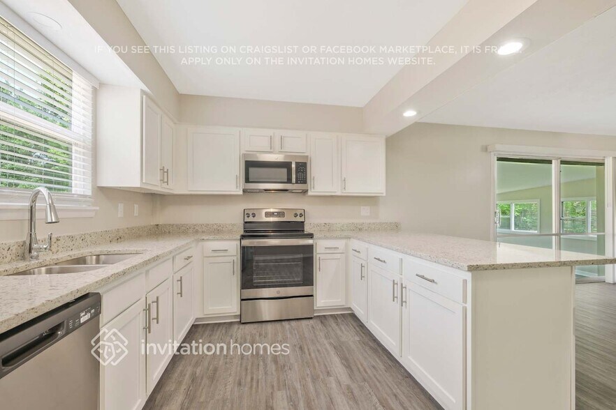 Building Photo - 2733 River Oak Dr