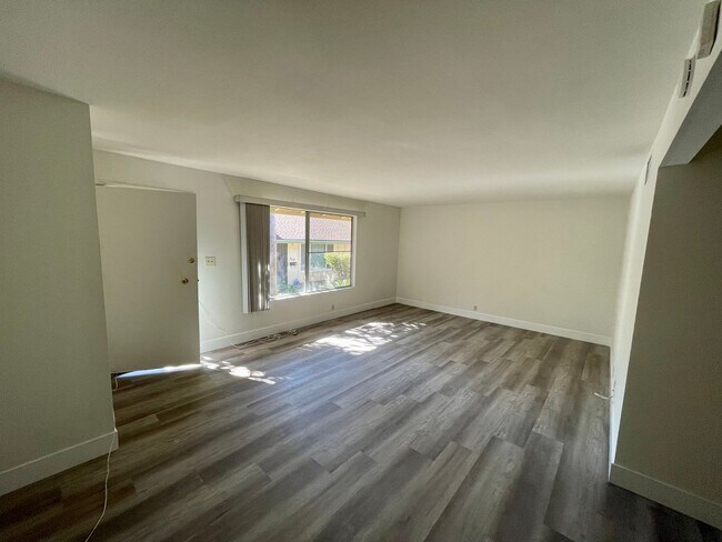 Building Photo - Cute 1 Bedroom 1 Bath Townhome for Rent
