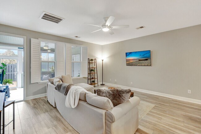Building Photo - Immaculate Townhome in Dunes West