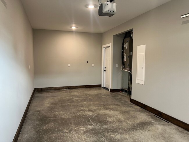 Building Photo - 3 Bed 2.5 bath Condo located in Gray!