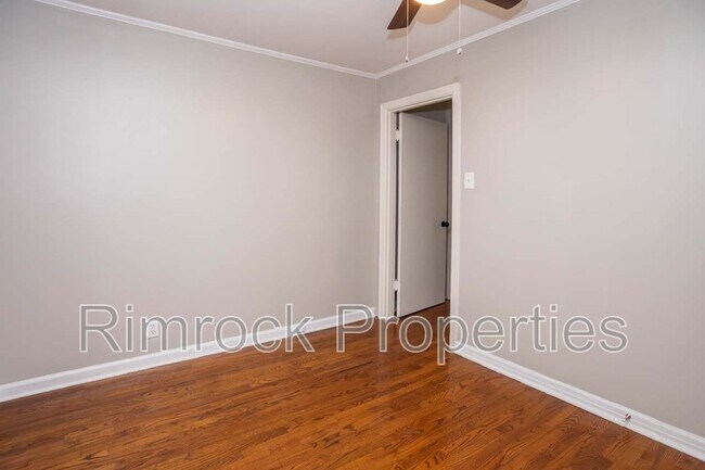 Building Photo - 2500 Durwood Rd