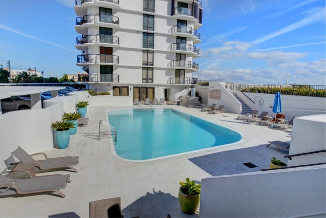 Building Photo - 250 S Ocean Blvd