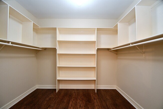 Building Photo - 5211 Holly View Dr