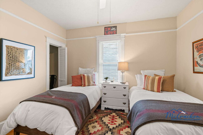 Building Photo - Charming 2-Bedroom Cottage with Modern Com...