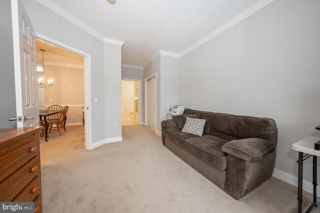 Building Photo - 300 W Elm St