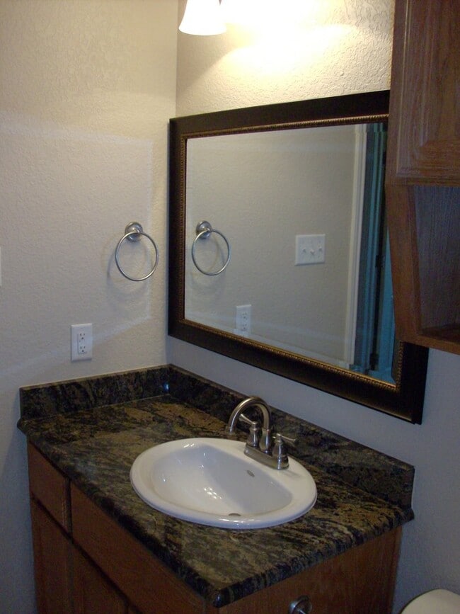 Building Photo - 2 Bed/2 Bath Duplex in Trimmier Estates!