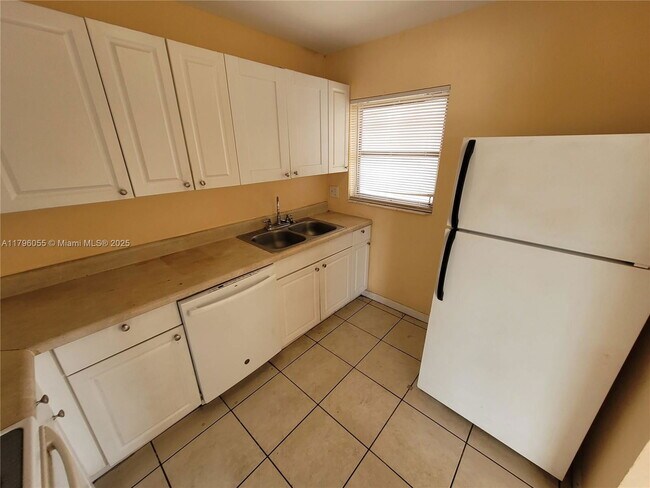 Building Photo - 5316 NW 18th Ct