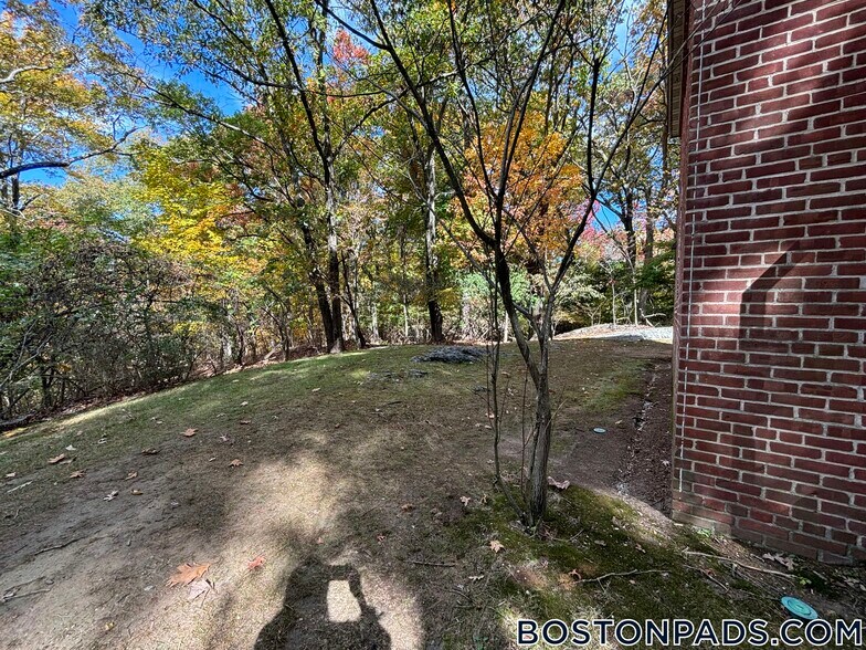 Building Photo - 182 Sherman Rd