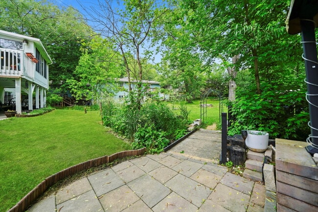 Building Photo - 4-Bed / 2-Bath Nicely Updated Home