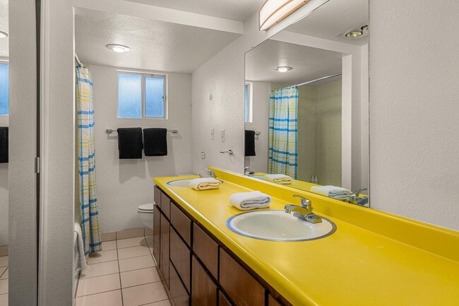 Building Photo - 5901 E Cactus Wren Rd