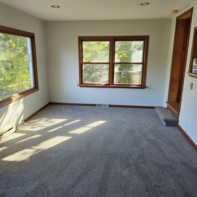 Building Photo - 655 S 7th Ave