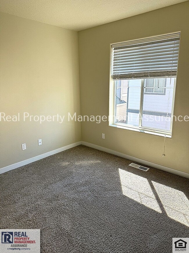 Building Photo - 410 SW Basilone Terrace