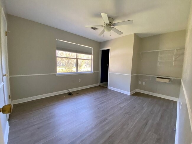 Building Photo - 980 White Cir