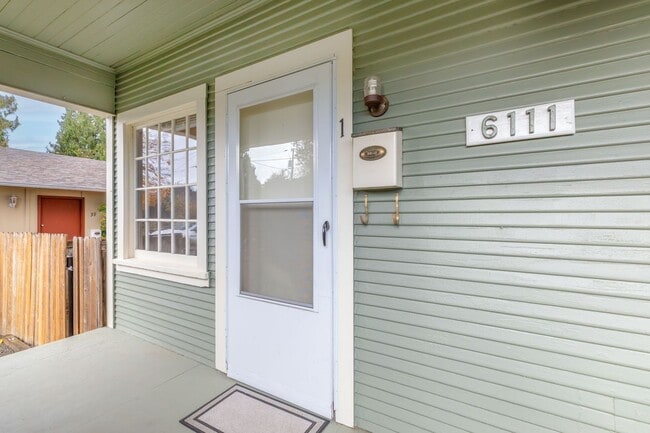 Building Photo - Bright 2 bed, 1 bath in fantastic SE locat...