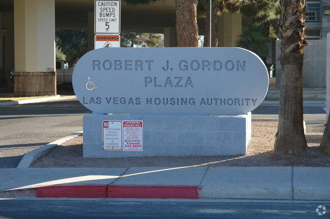 Building Photo - 336 N 10th St