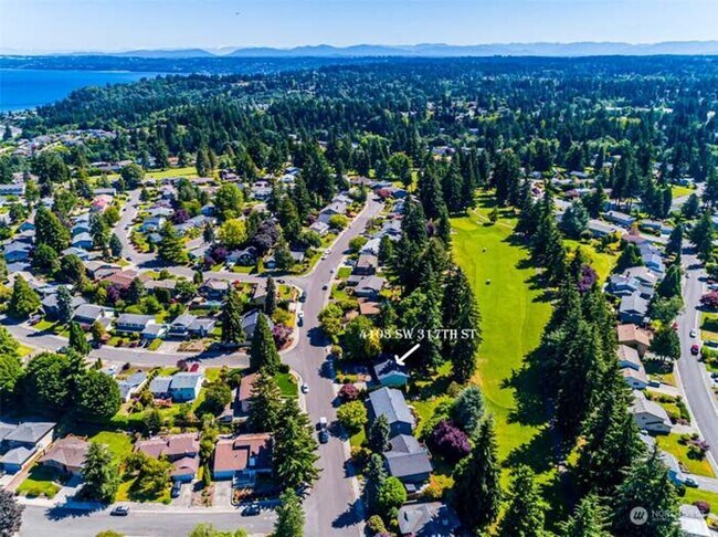 Building Photo - Immaculate & HUGE 5-Bedroom Home in Desira...