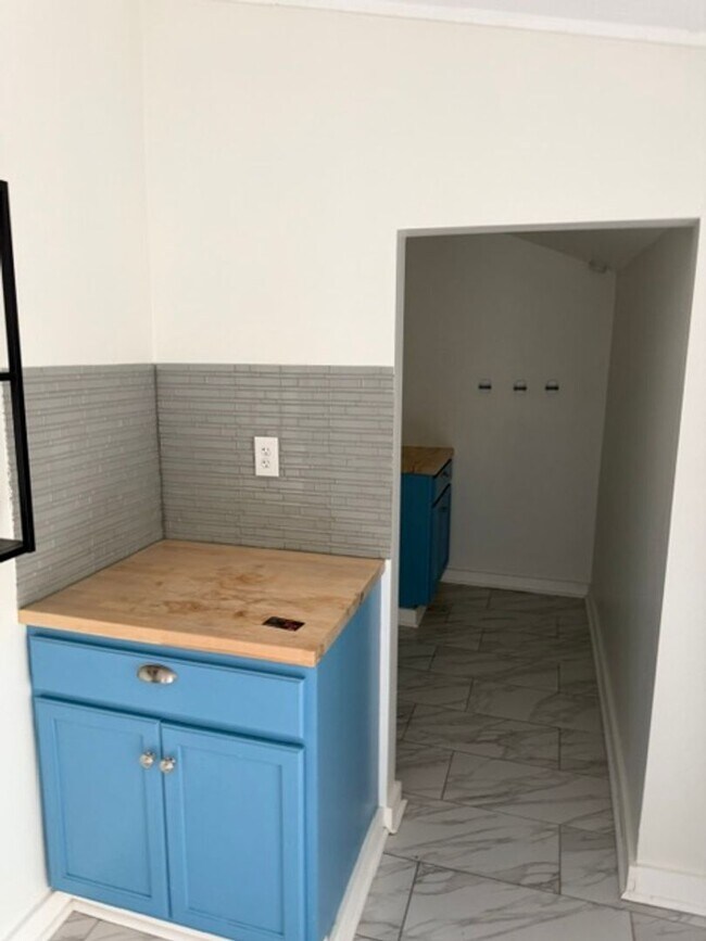 Building Photo - Updated 2-bedroom, 2-story home in the heart of Kansas City!