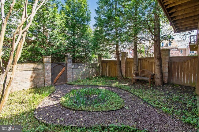 Building Photo - 7907 Turncrest Dr