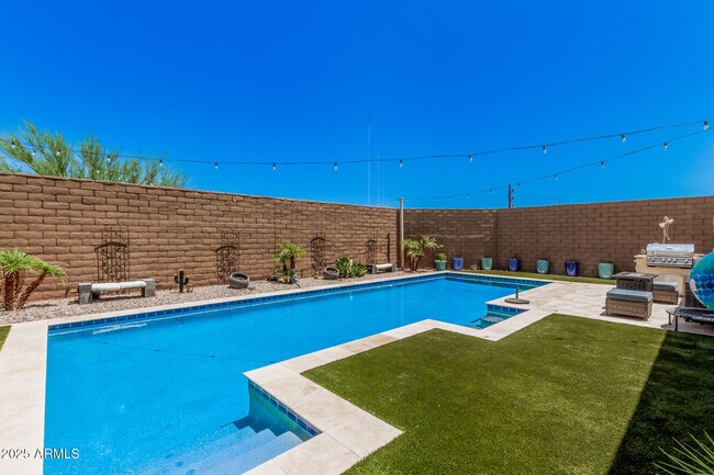 Building Photo - 3520 E Robin Ln