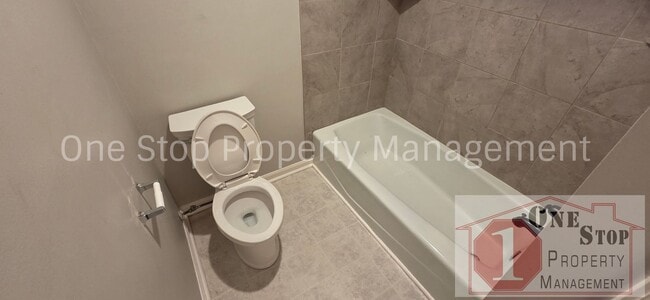Building Photo - Charming 3 Bedroom, 2 Bathroom, 2 Car Garage Home in Parkville