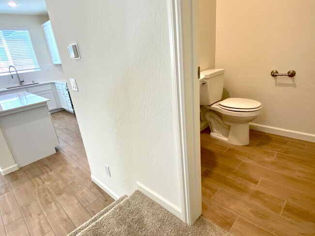 Building Photo - $2,350 Clinton & Armstrong, 4 Bed, Gated Community Pool & Solar - E Riesling Dr, Fresno