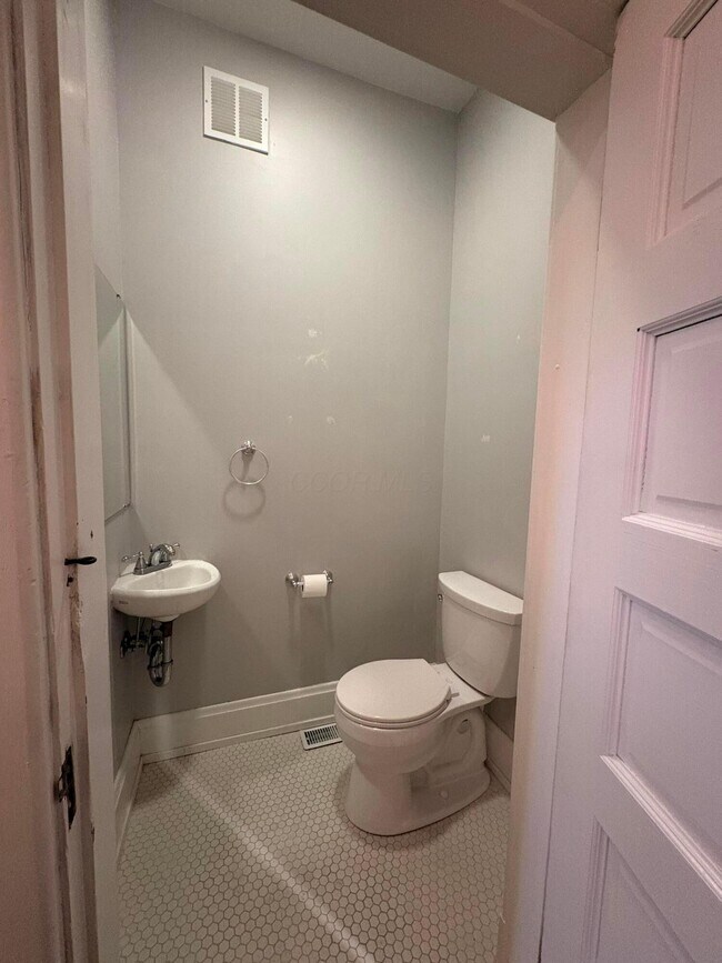 Building Photo - 815 Neil Ave