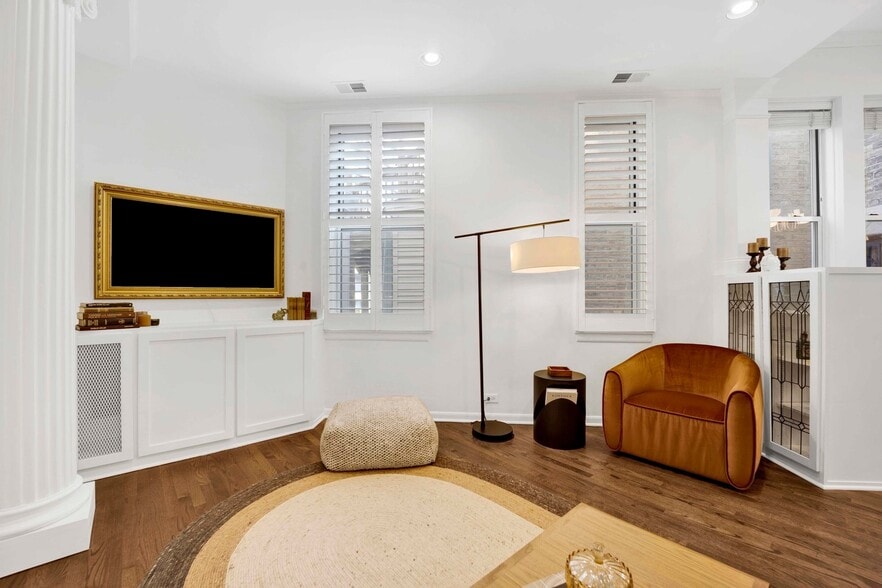 Living room - 223 W Wisconsin St