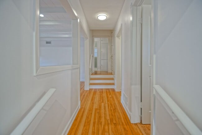 Building Photo - BEAUTIFULLY REMODELED, BRIGHT & AIRY HILLS...