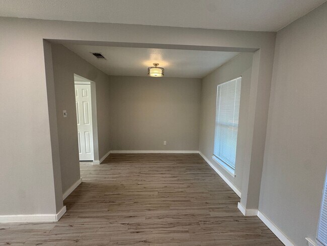 Building Photo - Spacious 3 Bdrm 2 Bath with Extra Living Space