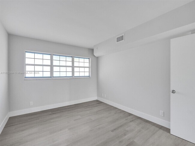 Building Photo - 3700 Oaks Clubhouse Dr