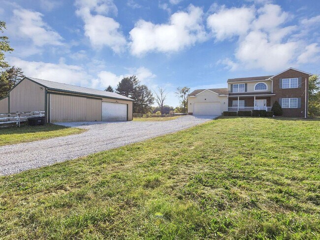 Building Photo - Your country retreat awaits!