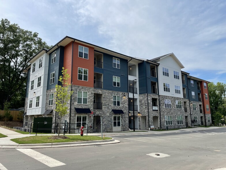 Main Building Front View - Fox Crossing Luxury Apartments