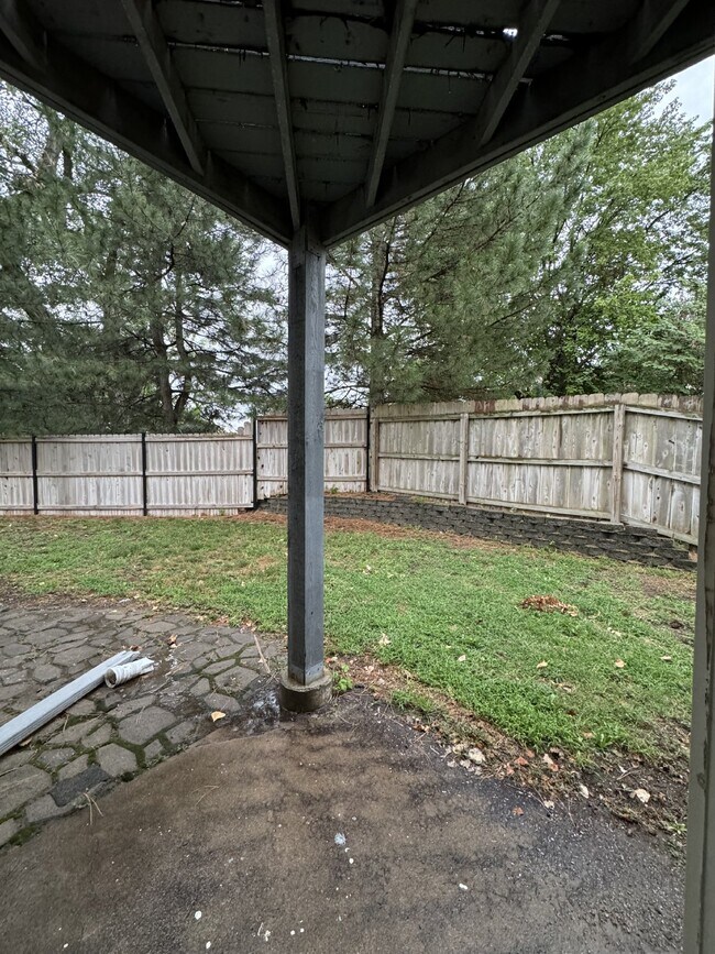 Building Photo - 1 bedroom, 1 bathroom lower level unit wit...
