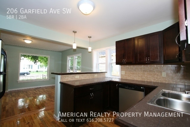 Building Photo - 206 Garfield Ave SW