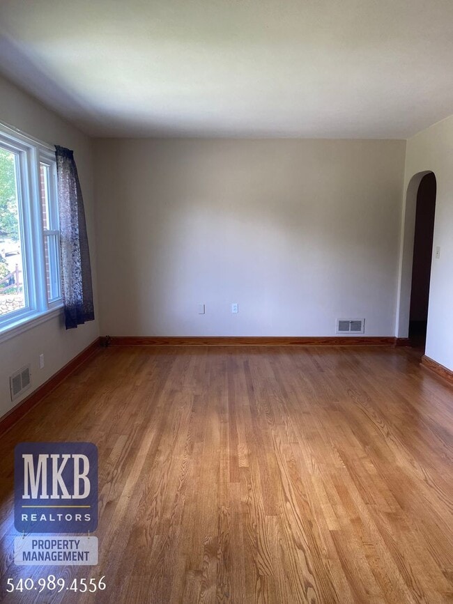 Building Photo - 3136 Fleetwood Ave SW