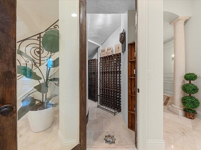 Building Photo - 3030 NE 45th St