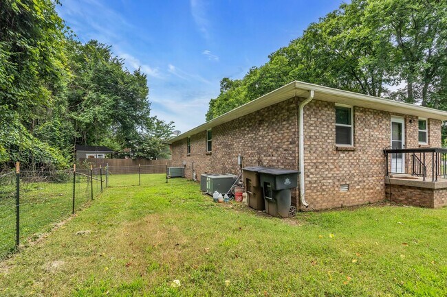 Building Photo - AVAILABLE JULY 10TH. 2 Bed 1 bath FOR LEASE in South Inglewood (East Nashville). $1750 Rent. Pets...