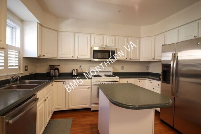 Building Photo - 2304 N Greenbrier Ct