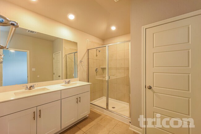 Building Photo - 13507 Paxton Blvd