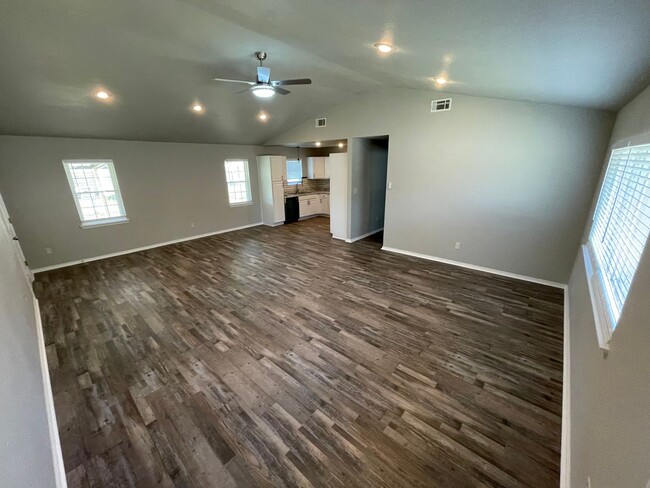 Building Photo - Gorgeous 3 Bedroom 2 Bathroom Home in Fort...