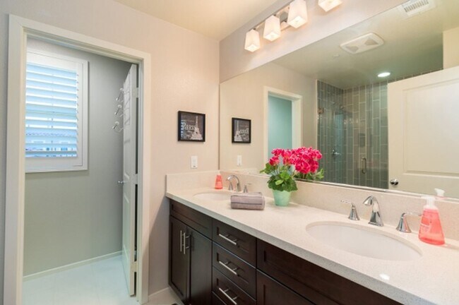 Building Photo - 4 Bedroom Townhome in the Promenade at Spectrum Community