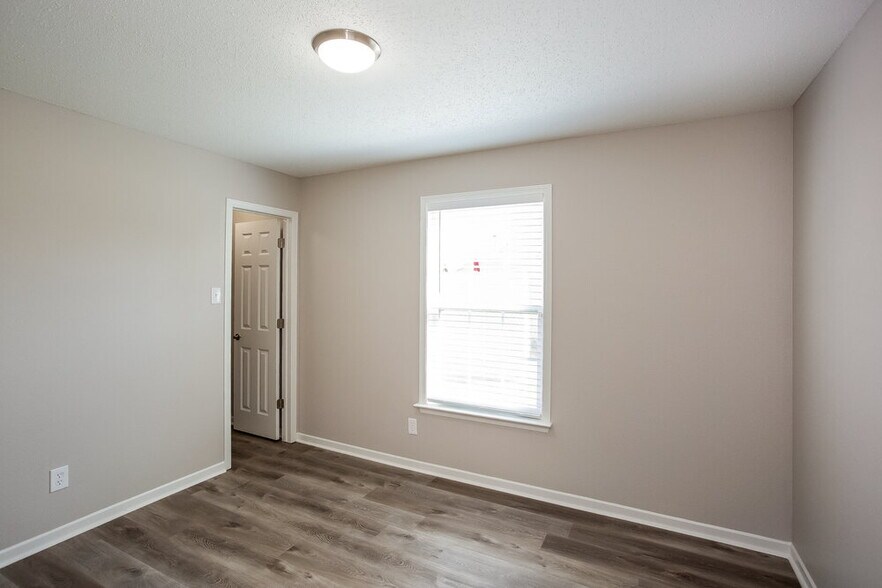Building Photo - 600 Streamside Dr