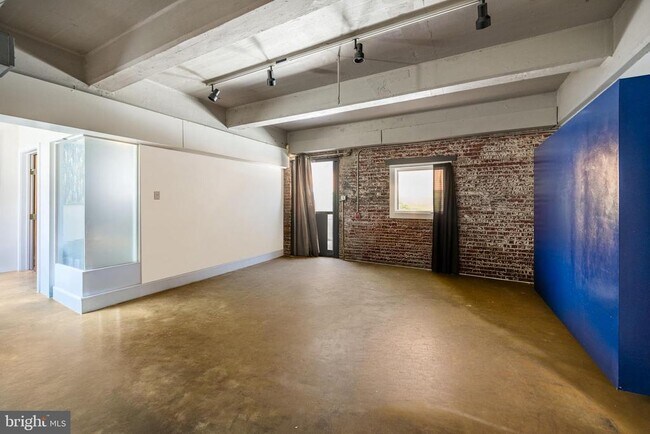 Building Photo - 144-50 W Laurel St