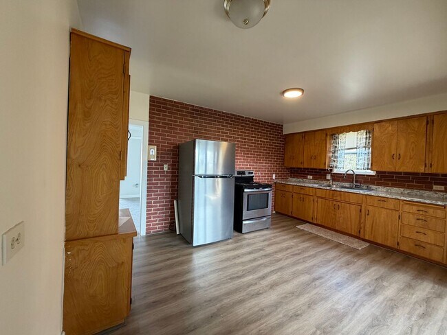 Building Photo - Clean, Updated Home with Large Yard in Klamath Falls